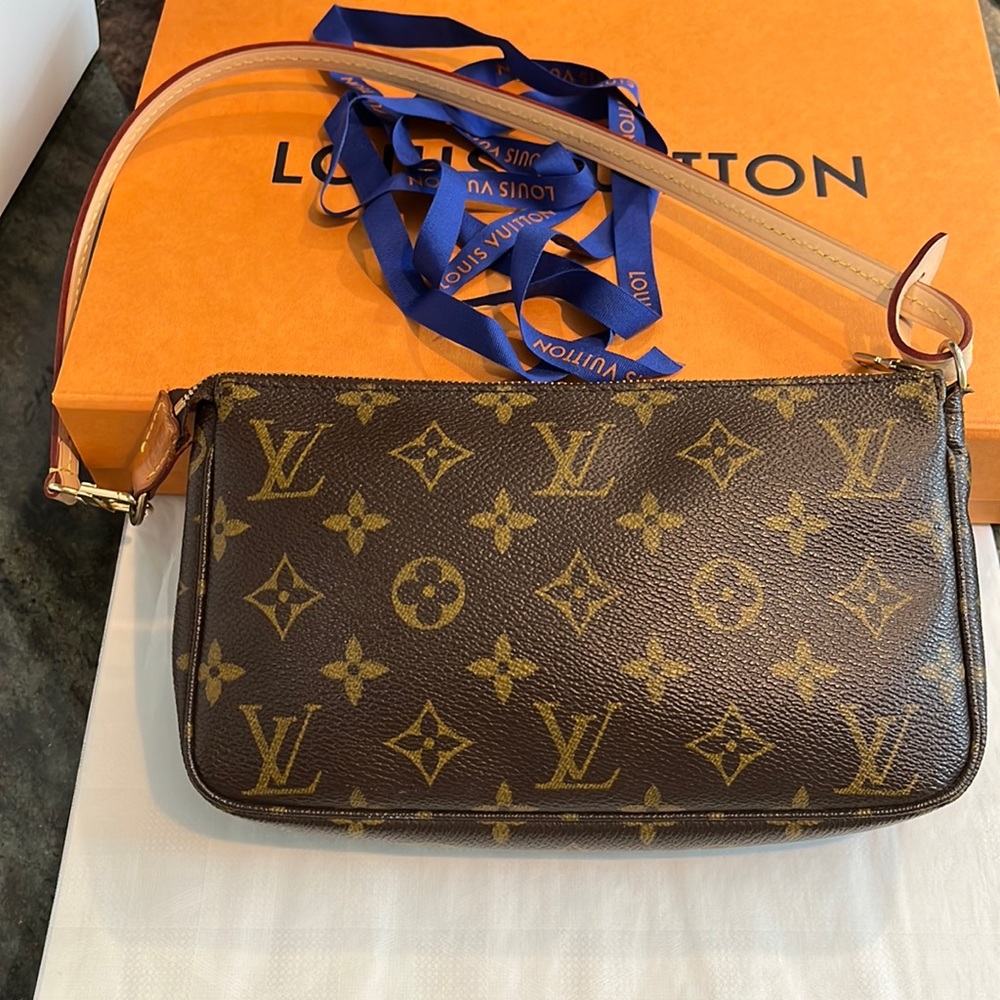 Louis Vuitton Pochette Accessories, great condition